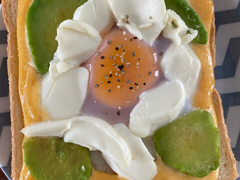 手軽に美味しく簡単!アボカドクリチ卵トースト